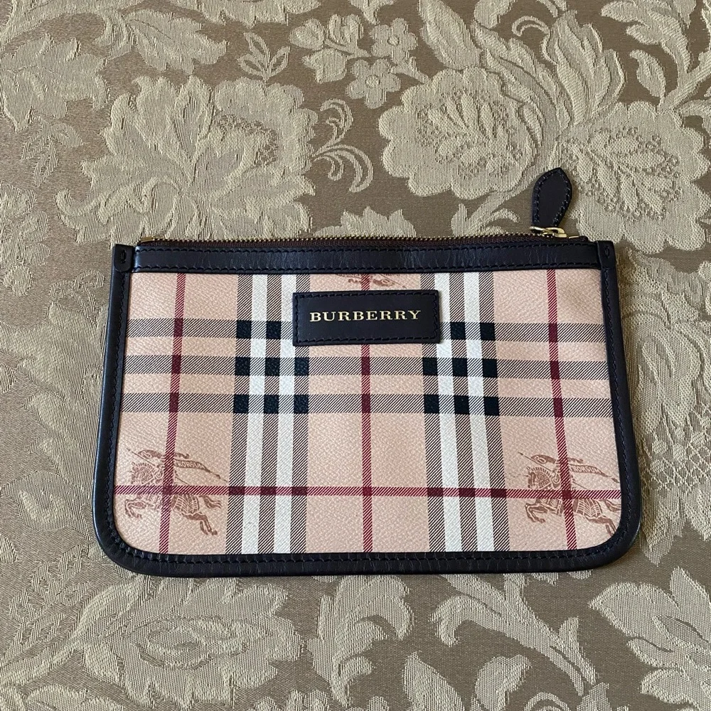 Burberry authentic Nova Check Zip Pouch with Black Trim - Picture 1 of 7